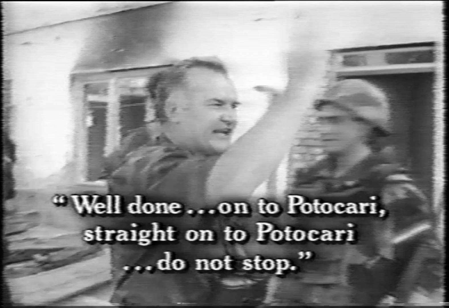 Ratko Mladic Potocari felé irányítja katonáit.  Részlet Zoran Petrovic-Pirocánac eredeti felvételeiből  (Blinken OSA Archivum, Filmtár)