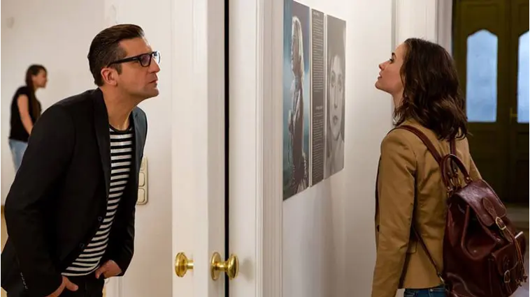 Erik és Linda a tér két oldalán egymás tükörképei (Coming Out)