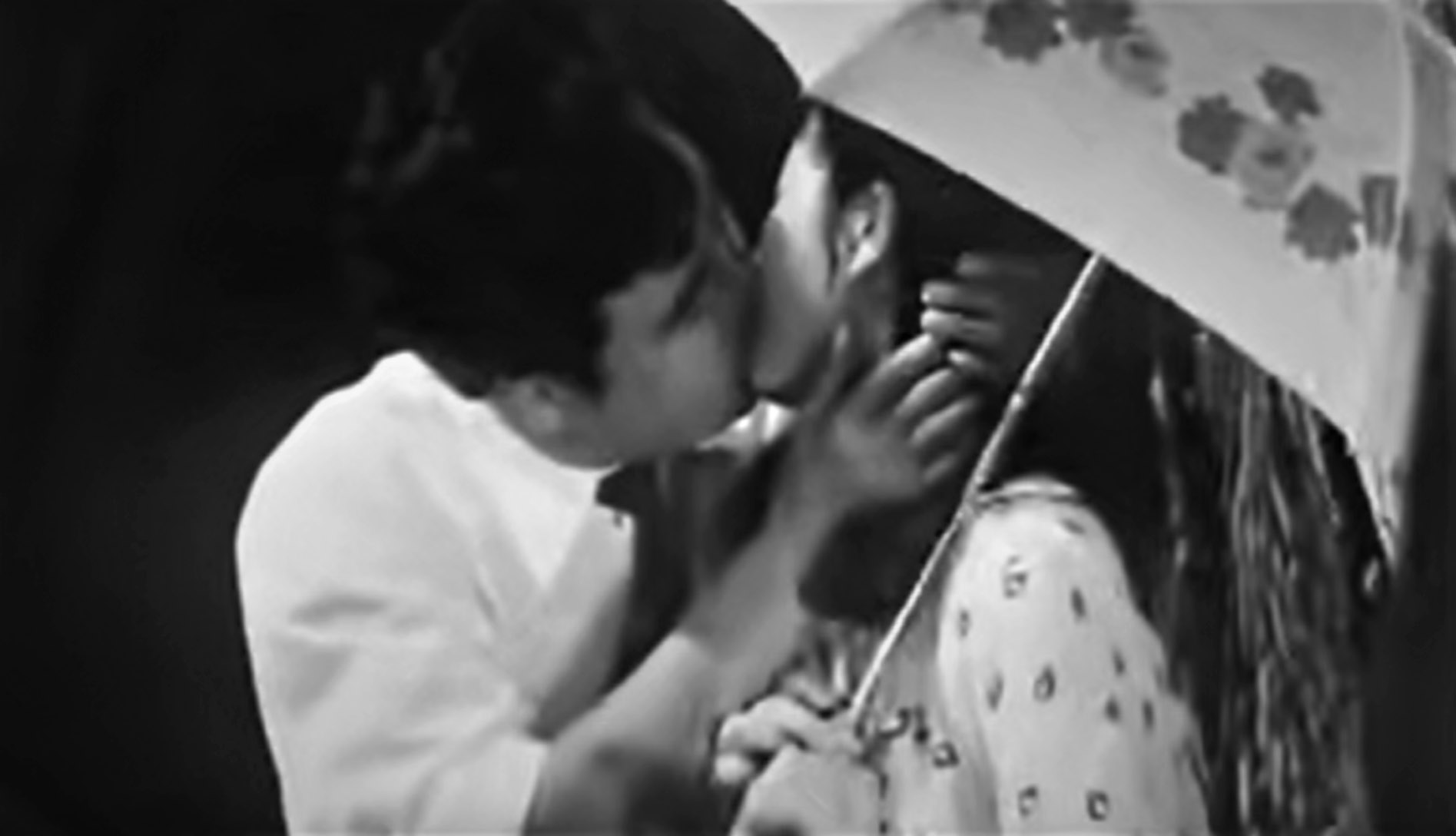 Az első nyíltan ábrázolt csók az észak-koreai filmvásznon: //Ezer mérföld a vasút mentén // (1984)